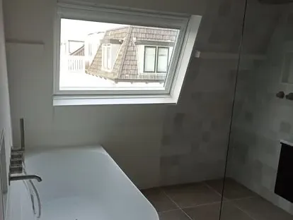 Afgewerkte badkamer na renovatie door KOZ BOUW BV in de regio Den Haag.