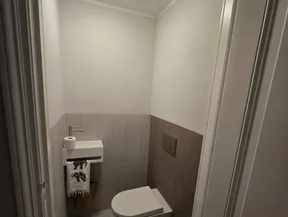 Afgewerkte badkamer na renovatie door KOZ BOUW BV in de regio Den Haag.