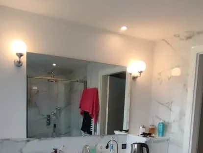 Afgewerkte badkamer na renovatie door KOZ BOUW BV in de regio Den Haag.