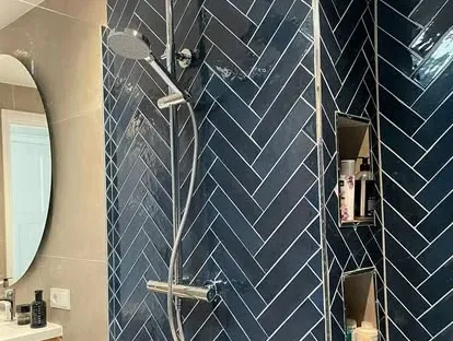 Afgewerkte badkamer na renovatie door KOZ BOUW BV in de regio Den Haag.