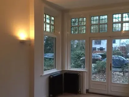 Badkamerrenovatie met zorgvuldig afgestemd sanitair, tegelwerk en verlichting.