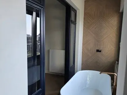 Afgewerkte badkamer na renovatie door KOZ BOUW BV in de regio Den Haag.