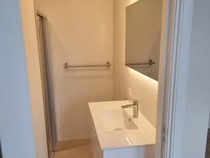 Maatwerk sanitair en tegelwerk in een gerenoveerde badkamer.