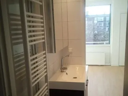 Afgewerkte badkamer na renovatie door KOZ BOUW BV in de regio Den Haag.