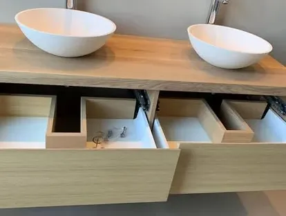 Badkamerrenovatie met zorgvuldig afgestemd sanitair, tegelwerk en verlichting.