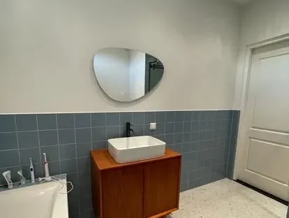 Afgewerkte badkamer na renovatie door KOZ BOUW BV in de regio Den Haag.