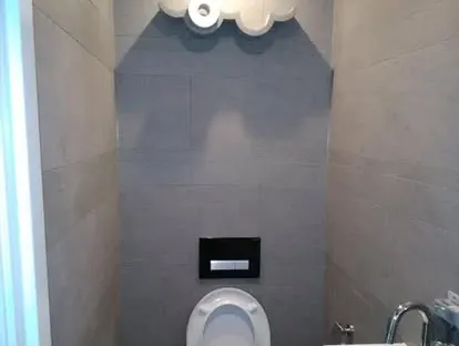Maatwerk sanitair en tegelwerk in een gerenoveerde badkamer.