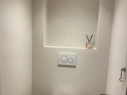 Badkamerrenovatie met zorgvuldig afgestemd sanitair, tegelwerk en verlichting.
