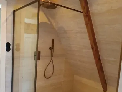 Afgewerkte badkamer na renovatie door KOZ BOUW BV in de regio Den Haag.