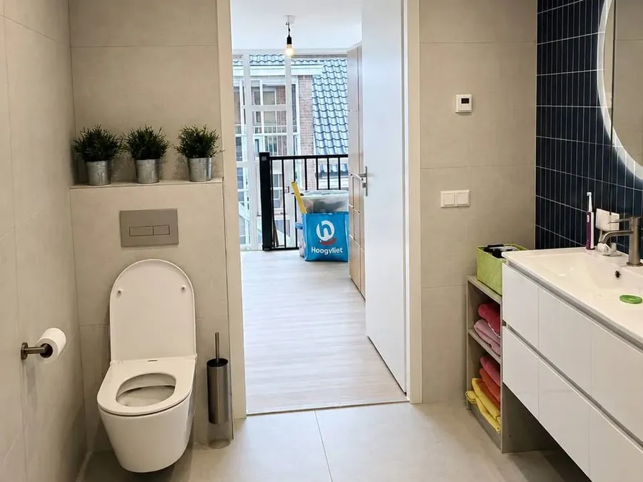Afgewerkte badkamer na renovatie door KOZ BOUW BV in de regio Den Haag.