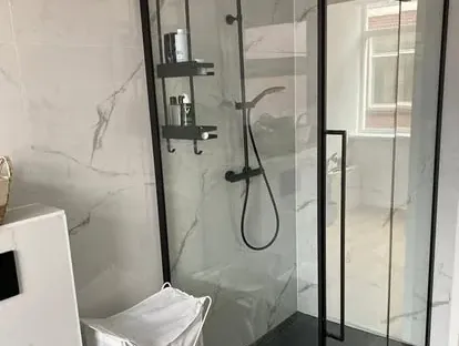 Maatwerk sanitair en tegelwerk in een gerenoveerde badkamer.