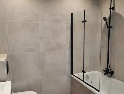 Afgewerkte badkamer na renovatie door KOZ BOUW BV in de regio Den Haag.