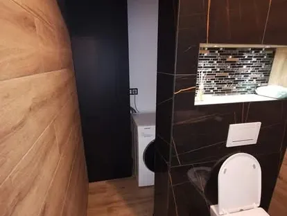 Afgewerkte badkamer na renovatie door KOZ BOUW BV in de regio Den Haag.