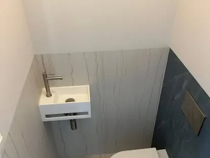 Maatwerk sanitair en tegelwerk in een gerenoveerde badkamer.