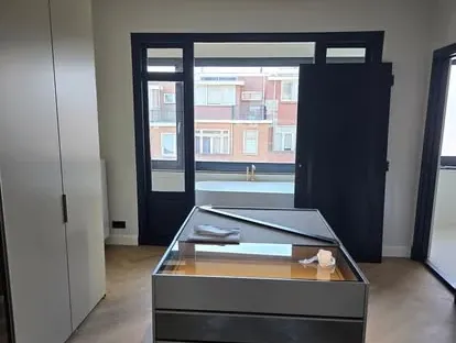 Badkamerrenovatie met zorgvuldig afgestemd sanitair, tegelwerk en verlichting.