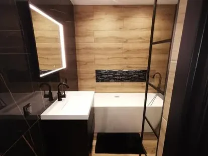Maatwerk sanitair en tegelwerk in een gerenoveerde badkamer.