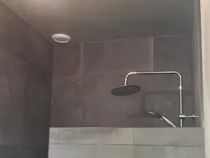 Maatwerk sanitair en tegelwerk in een gerenoveerde badkamer.