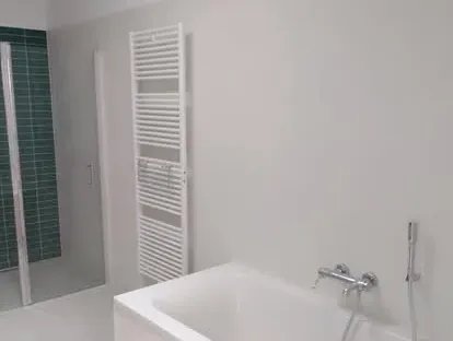 Maatwerk sanitair en tegelwerk in een gerenoveerde badkamer.