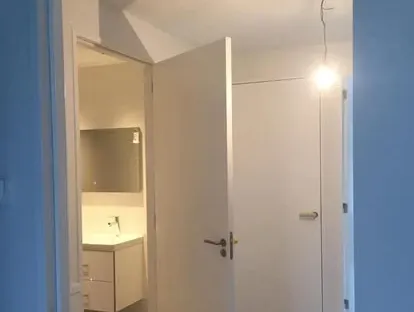 Afgewerkte badkamer na renovatie door KOZ BOUW BV in de regio Den Haag.