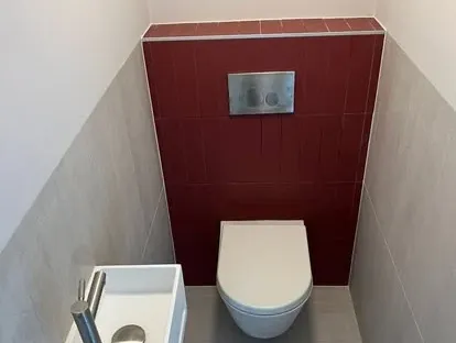 Badkamerrenovatie met zorgvuldig afgestemd sanitair, tegelwerk en verlichting.
