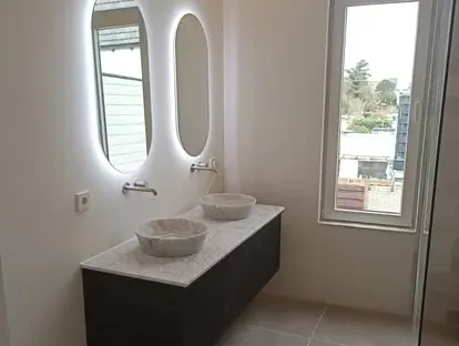 Afgewerkte badkamer na renovatie door KOZ BOUW BV in de regio Den Haag.
