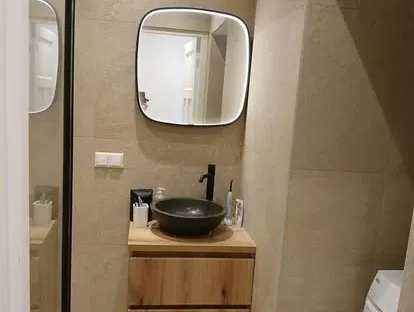 Maatwerk sanitair en tegelwerk in een gerenoveerde badkamer.