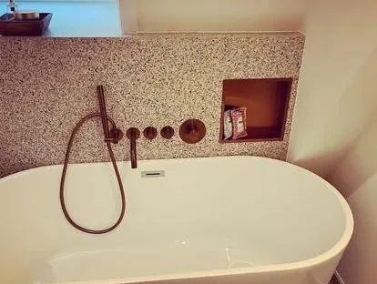 Maatwerk sanitair en tegelwerk in een gerenoveerde badkamer.