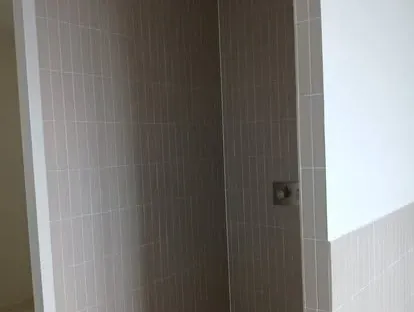 Afgewerkte badkamer na renovatie door KOZ BOUW BV in de regio Den Haag.