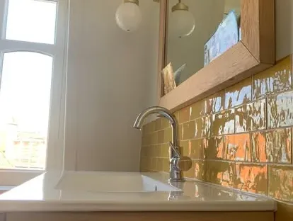 Badkamerrenovatie met zorgvuldig afgestemd sanitair, tegelwerk en verlichting.