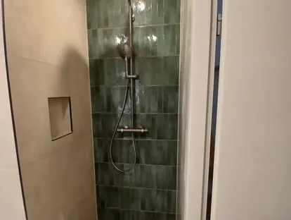 Afgewerkte badkamer na renovatie door KOZ BOUW BV in de regio Den Haag.