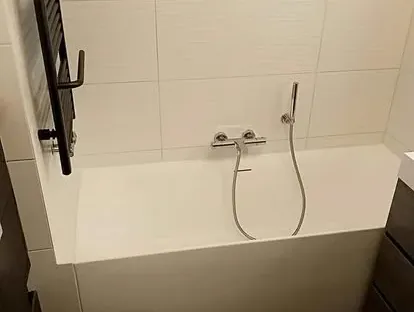 Maatwerk sanitair en tegelwerk in een gerenoveerde badkamer.