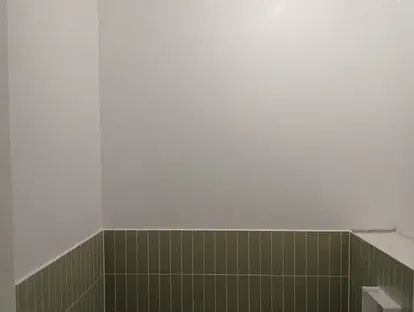 Maatwerk sanitair en tegelwerk in een gerenoveerde badkamer.