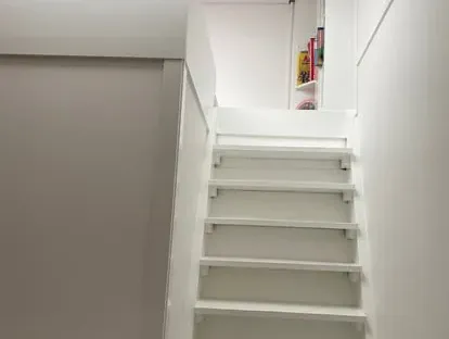 Afgewerkte badkamer na renovatie door KOZ BOUW BV in de regio Den Haag.
