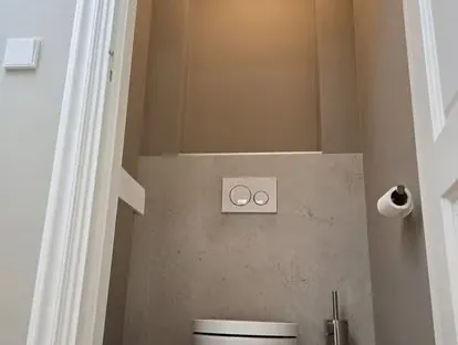 Maatwerk sanitair en tegelwerk in een gerenoveerde badkamer.