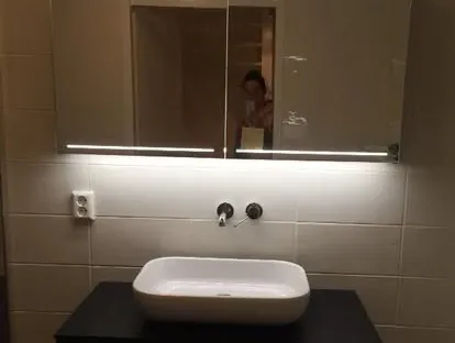 Afgewerkte badkamer na renovatie door KOZ BOUW BV in de regio Den Haag.
