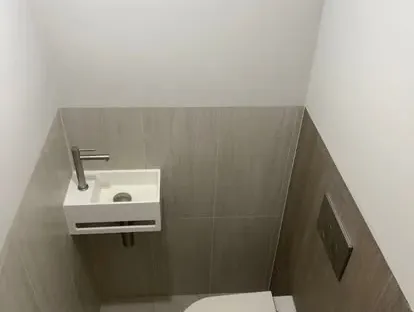 Maatwerk sanitair en tegelwerk in een gerenoveerde badkamer.