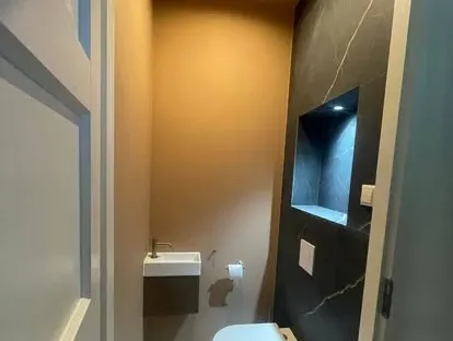 Maatwerk sanitair en tegelwerk in een gerenoveerde badkamer.
