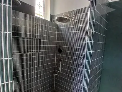 Afgewerkte badkamer na renovatie door KOZ BOUW BV in de regio Den Haag.