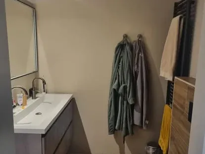 Afgewerkte badkamer na renovatie door KOZ BOUW BV in de regio Den Haag.