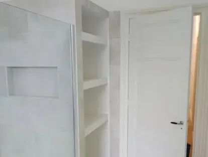 Afgewerkte badkamer na renovatie door KOZ BOUW BV in de regio Den Haag.