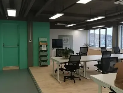 Zakelijke ruimte met maatwerk afbouw en technische installaties.