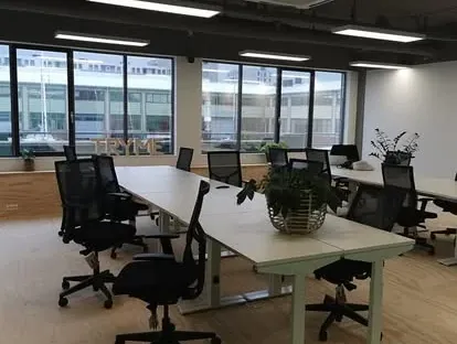 Zakelijke ruimte met maatwerk afbouw en technische installaties.