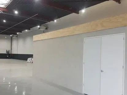 Interieur van een bedrijfspand na bouwkundige renovatie.
