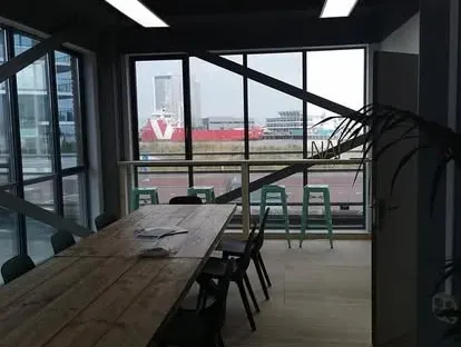 Zakelijke ruimte met maatwerk afbouw en technische installaties.
