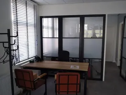 Zakelijke ruimte met maatwerk afbouw en technische installaties.