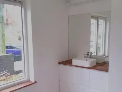 Zakelijke ruimte met maatwerk afbouw en technische installaties.