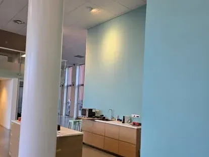Interieur van een bedrijfspand na bouwkundige renovatie.