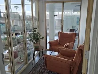 Zakelijke ruimte met maatwerk afbouw en technische installaties.