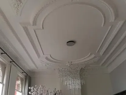 Zakelijke ruimte met maatwerk afbouw en technische installaties.