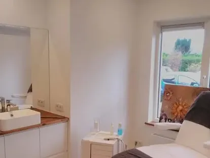Zakelijke ruimte met maatwerk afbouw en technische installaties.